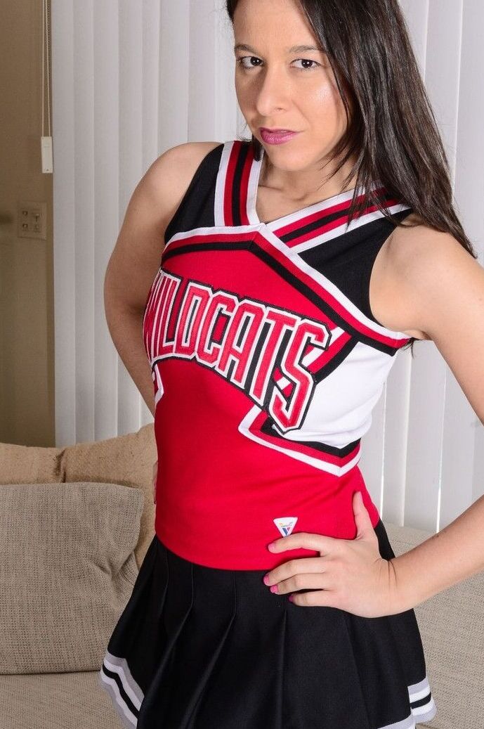 10P La pom-pom girl amateur Sarah Gregory étire sa chatte poilue en solo