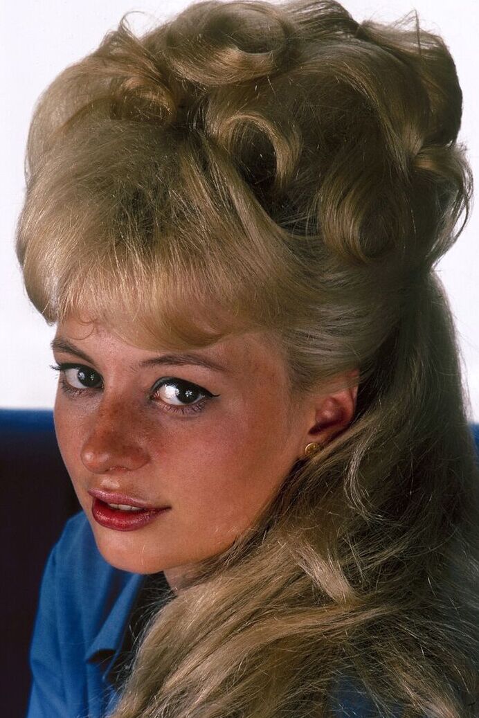 15P Diosa rubia del porno vintage con las piernas abiertas mostrando su castor peludo y cachondo
