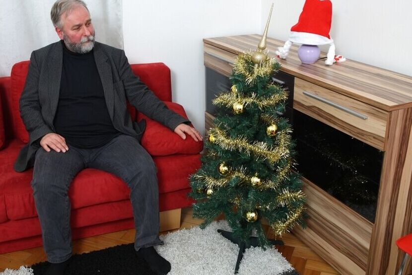 10P Une jeune brune couche avec un vieil homme pour gagner des cadeaux de Noël