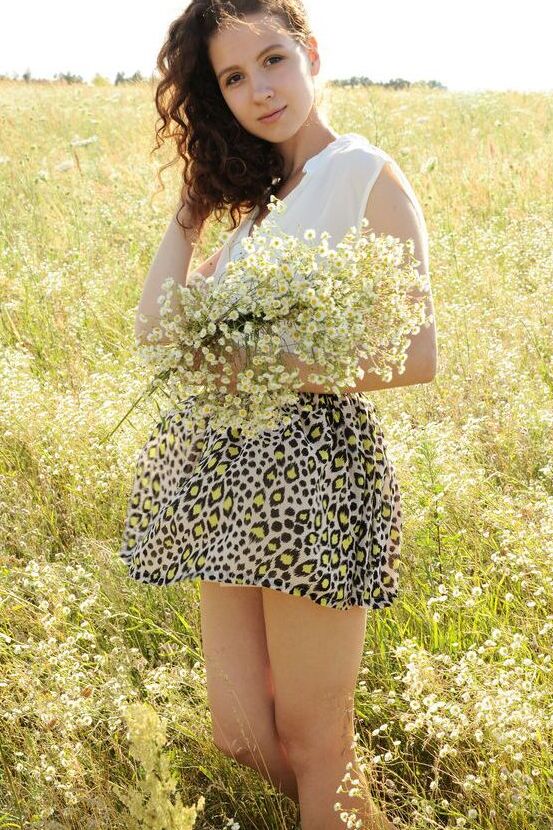 16P La simpática joven Melissa Maz se adorna con flores silvestres mientras está desnuda en un campo