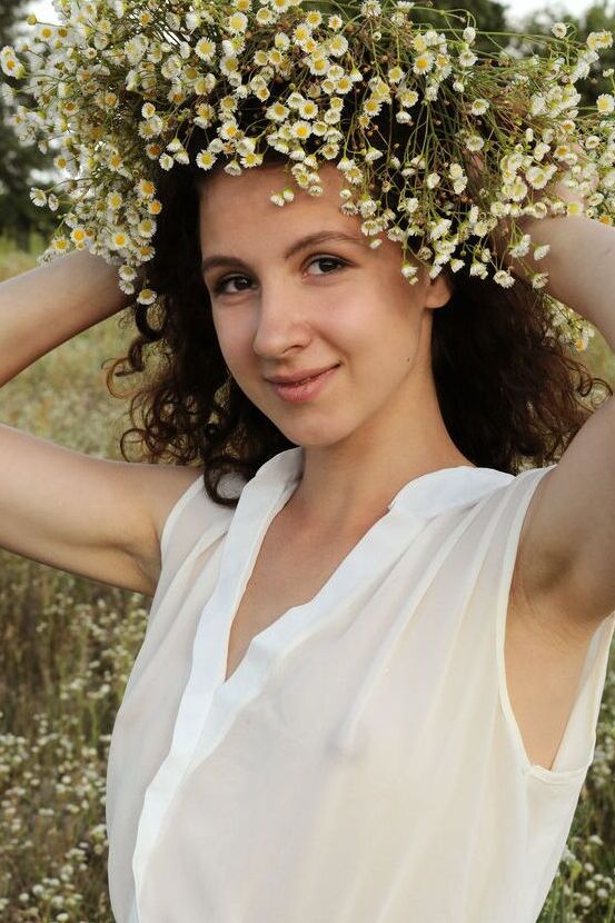 16P La simpática joven Melissa Maz se adorna con flores silvestres mientras está desnuda en un campo