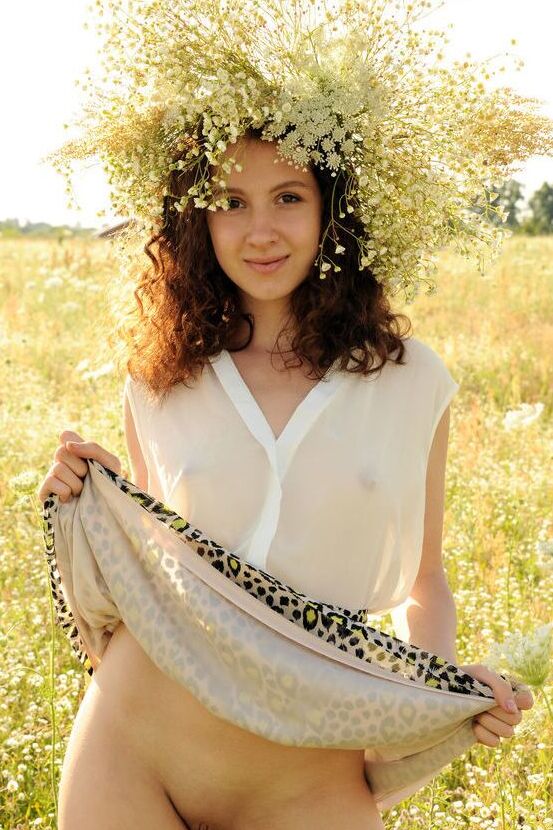 16P La simpática joven Melissa Maz se adorna con flores silvestres mientras está desnuda en un campo