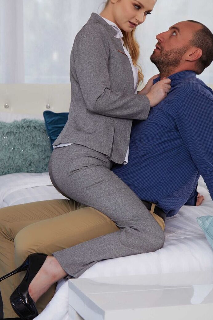 21P Das vollbusige Luder Bunny Colby entblößt vor hartem Sex ihre fantastischen Brüste
