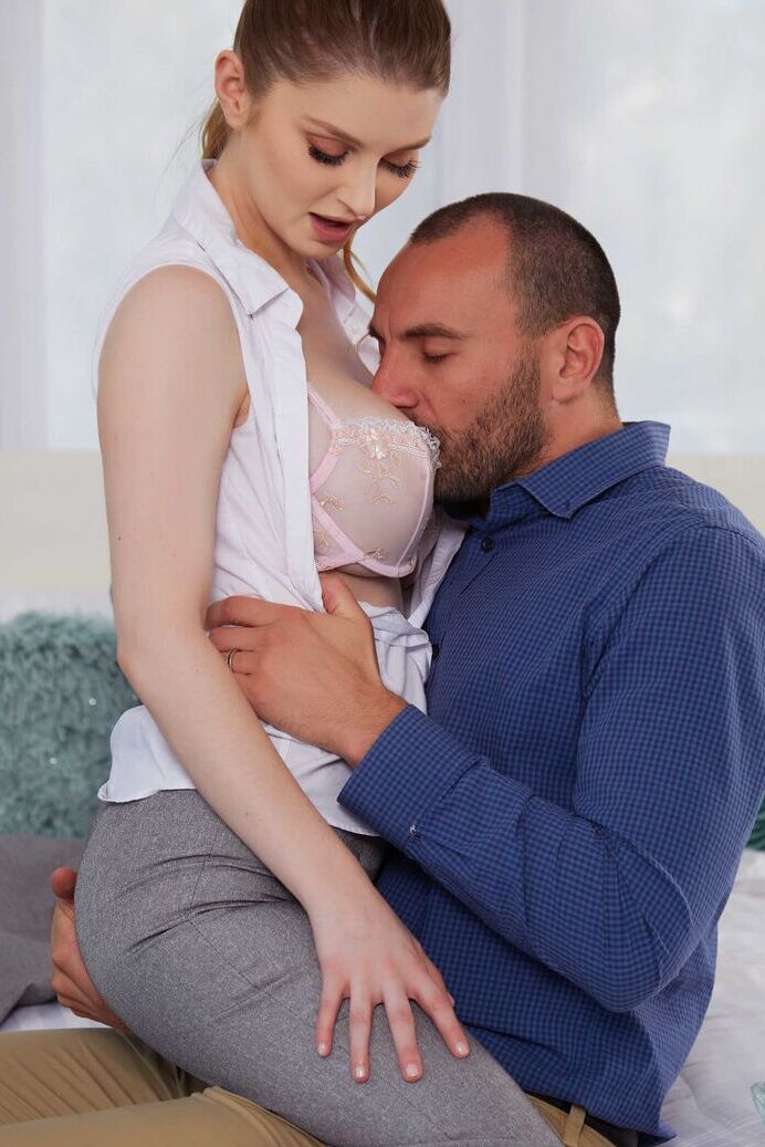 21P Das vollbusige Luder Bunny Colby entblößt vor hartem Sex ihre fantastischen Brüste