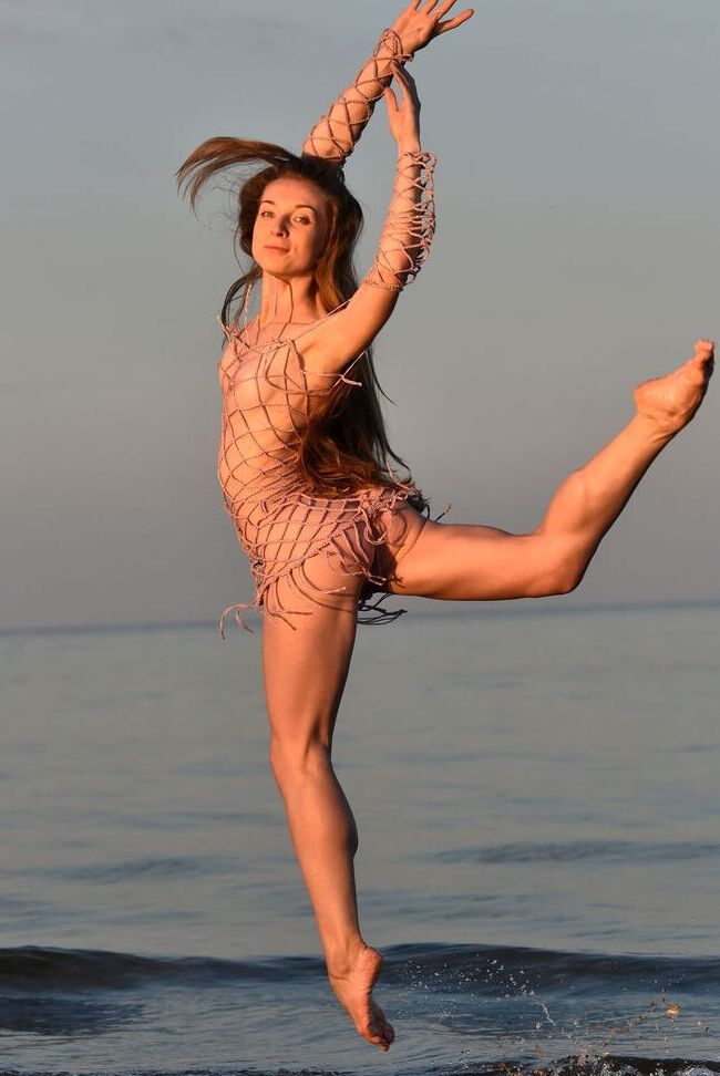 16P Totally naked girl Leanne J displays her athletic abilities in the ocean