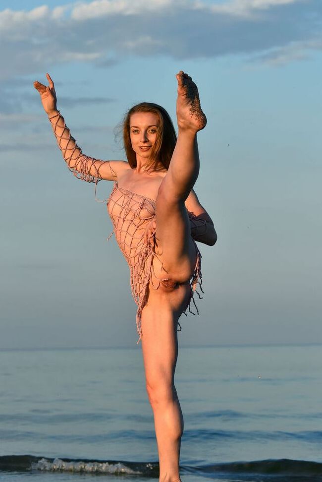 16P Totally naked girl Leanne J displays her athletic abilities in the ocean