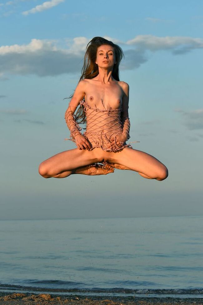 16P Totally naked girl Leanne J displays her athletic abilities in the ocean