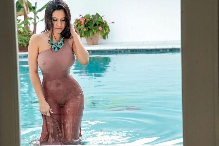 12P Femme vêtue exposant d'énormes heurtoirs de sa robe transparente avant le rapport sexuel