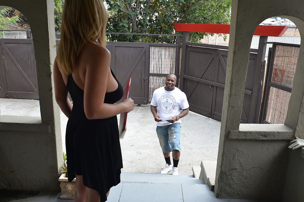 15P A dona de casa traidora Brooke Wylde seduz homem com um grande galo negro