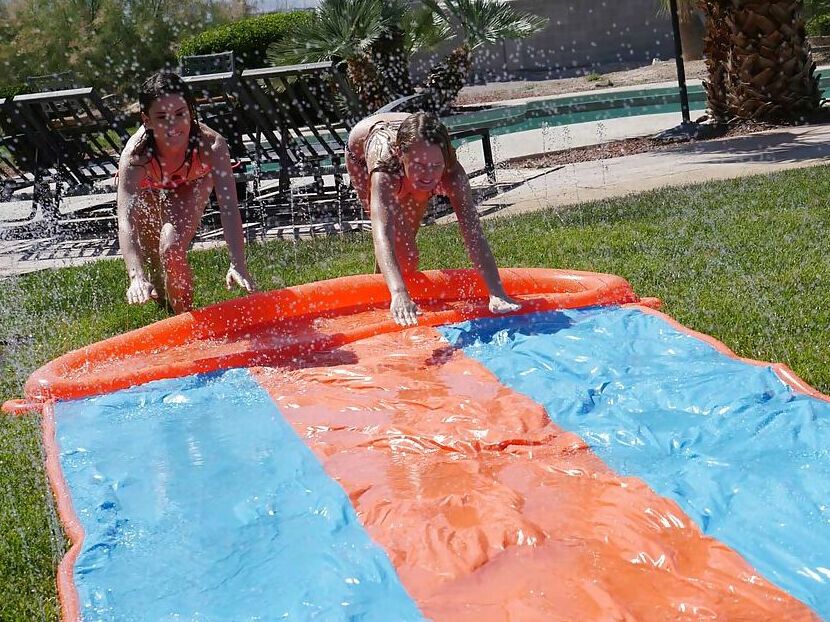 16P Las jóvenes lesbianas Scarlett Sage y Kristen Scott se comen el coño bajo el aspersor en el césped