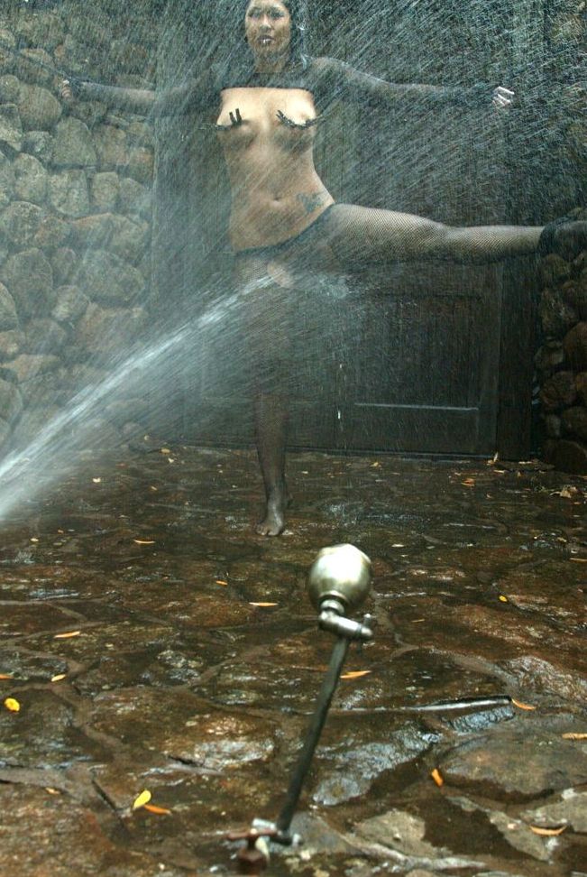 21P Escravo de meia-calça preta DragonLily suporta tortura de água em cativeiro ao ar livre