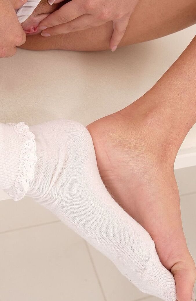 10P La pequeña enfermera rubia May se quita la ropa interior blanca y orina en la bañera