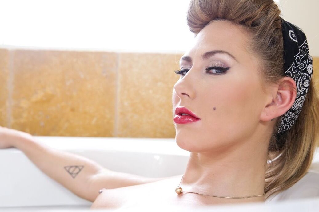 15P Pinup model Carter Cruise gets double fucked after a bubble bath