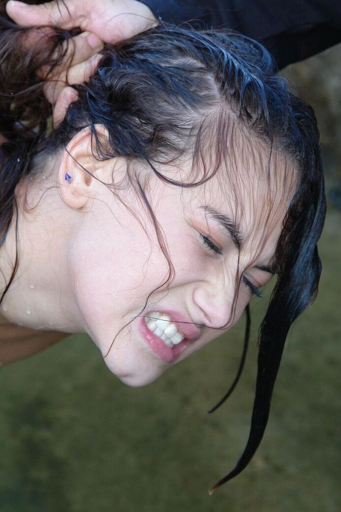 20P A la flaca Yenna le tiran el pelo mojado durante un duro juego de aliento BDSM