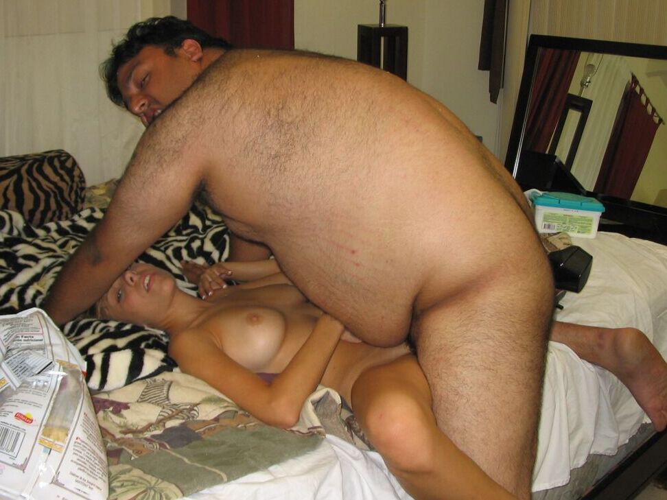 21P A adolescente loira peituda Aiden Layne pega um pau de um cara gordo