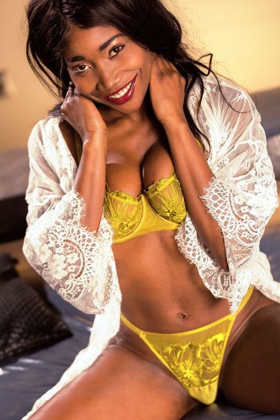 18P Gorgeous new model Mimi Desuka has the stunning figure of a lingerie model