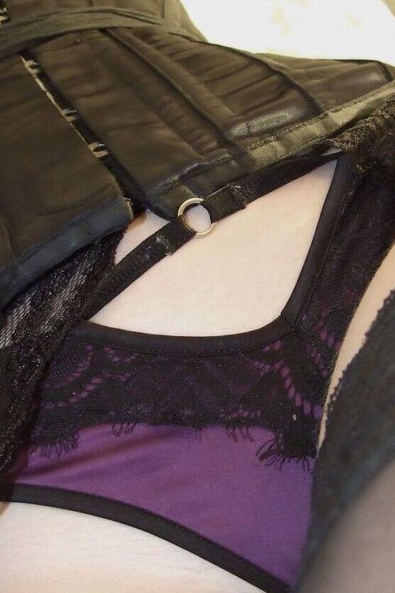 16P A modelo amadora Little Devotchka é amordaçada com fita adesiva enquanto amarrada com corda