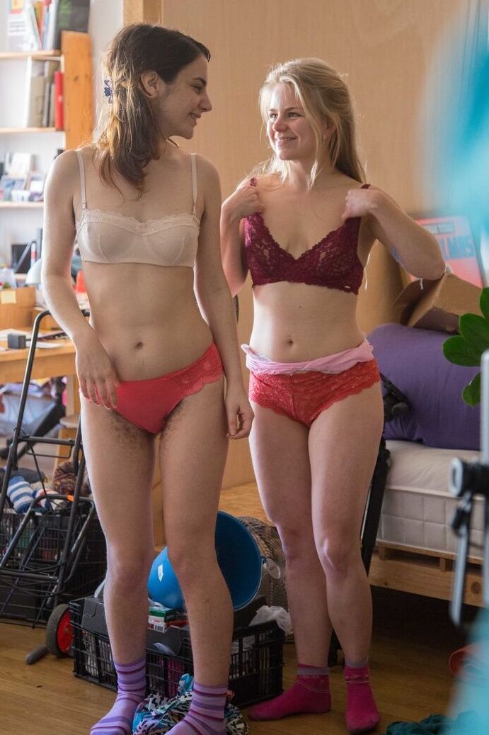 18P As namoradas adolescentes Caisa e Lucia M experimentam diferentes closes antes de uma caminhada