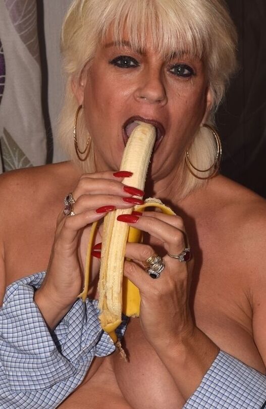 20P Die reife Blondine Dimonty schält und isst eine Banane mit offenem Hemd
