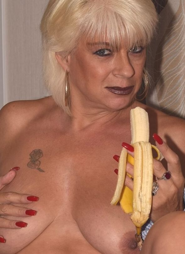 20P Die reife Blondine Dimonty schält und isst eine Banane mit offenem Hemd