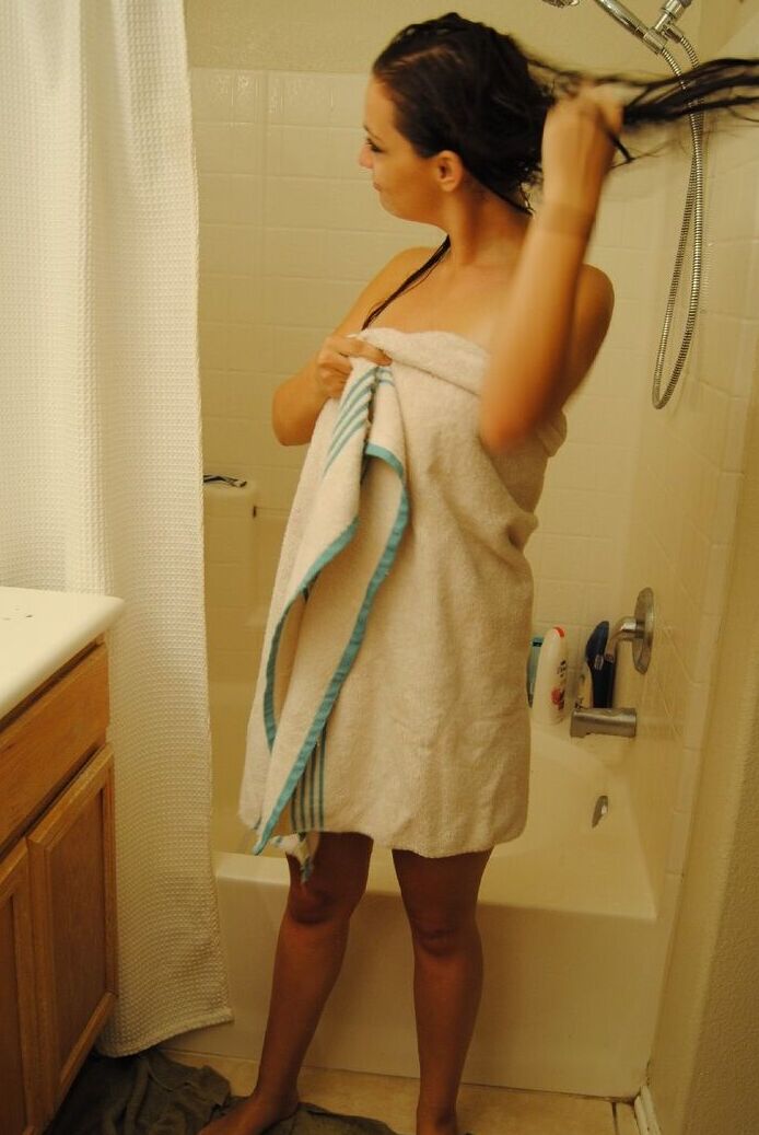 21P Amateur-Teenager mit Naturmenschen Samanta neckt mit ihren Kurven in einer Badewanne