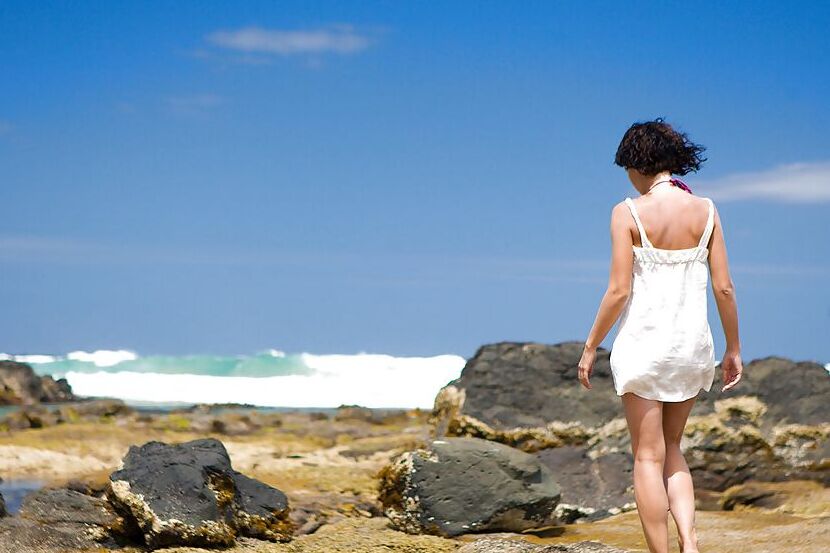 16P A senhora amadora Suzie tira o biquíni na praia depois de uma bela saia levantada