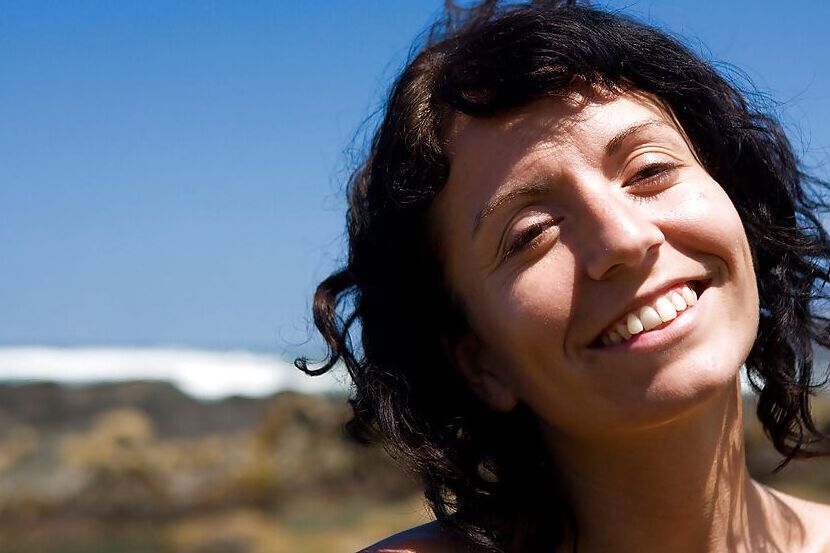 16P A senhora amadora Suzie tira o biquíni na praia depois de uma bela saia levantada