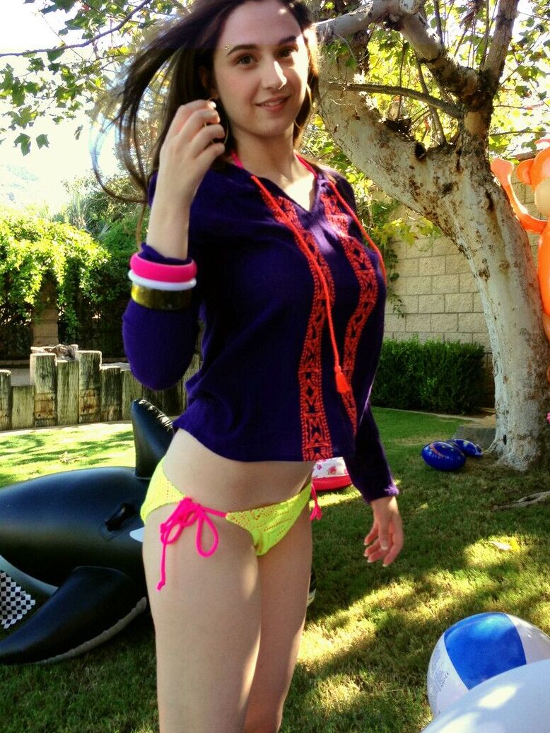 19P Preciosa morena de tetas naturales Elektra Rose presentando su sexy cuerpo