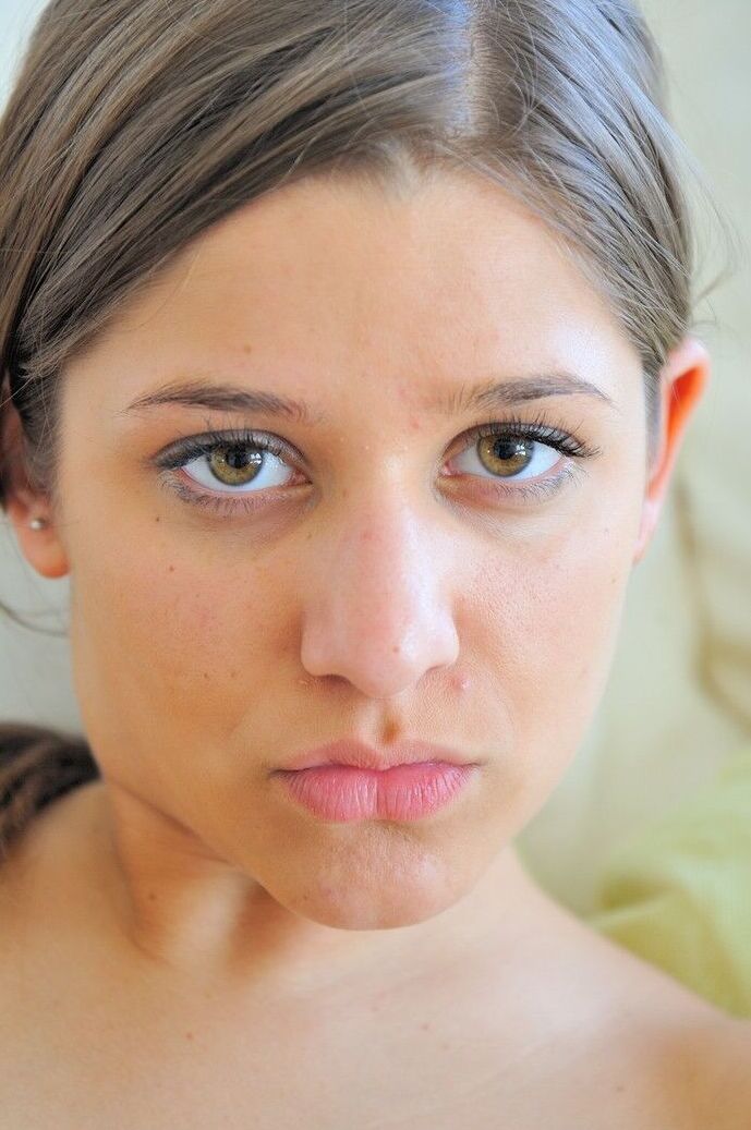 21P La hermosa Nicole se desnuda antes de chuparse los deliciosos dedos de los pies en la cama