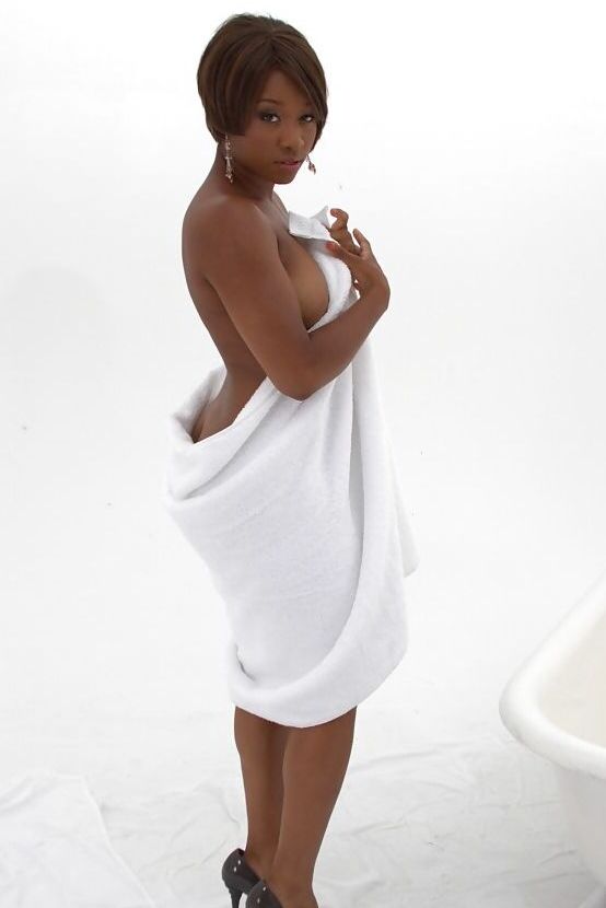 16P Voluptuosa ébano MILF de salto alto Imani Rose se divertindo com leite