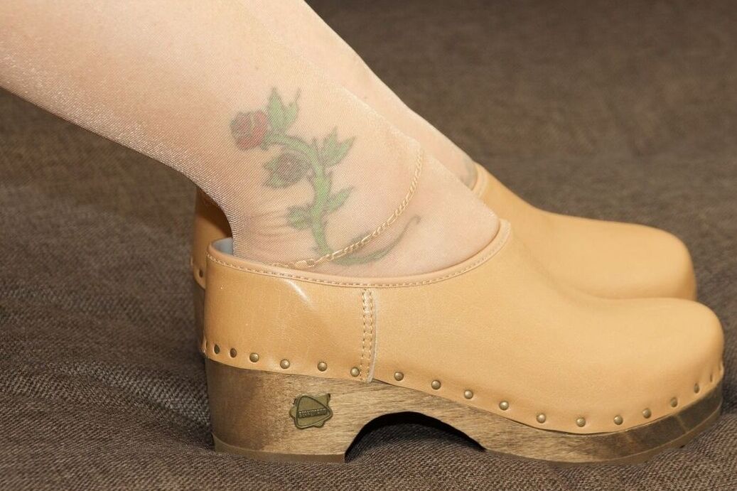 Die 20P britische Amateurin Speedy Bee zieht ihre Clogs aus, nachdem sie ihre Titten und ihre Möse entblößt hat