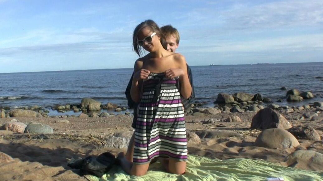 21P La jeune coquine Katrina aime le sexe en levrette à la plage