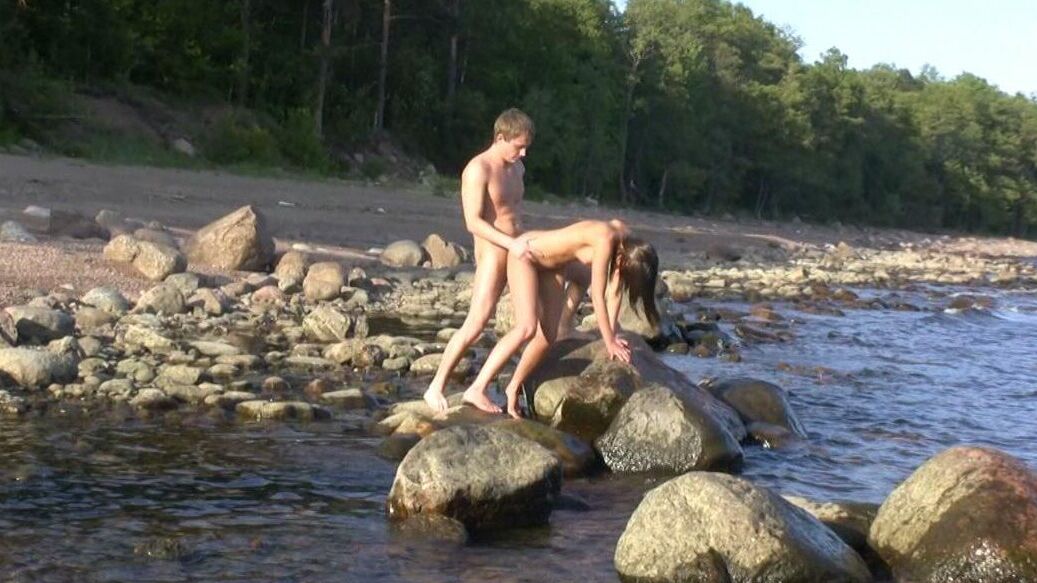 21P La jeune coquine Katrina aime le sexe en levrette à la plage