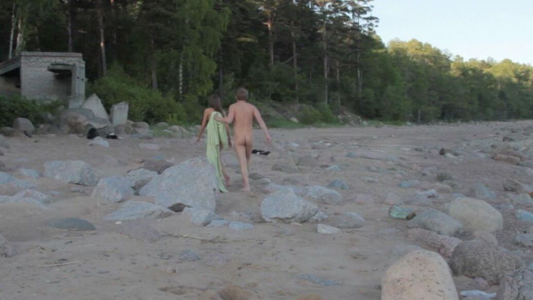 21P La jeune coquine Katrina aime le sexe en levrette à la plage
