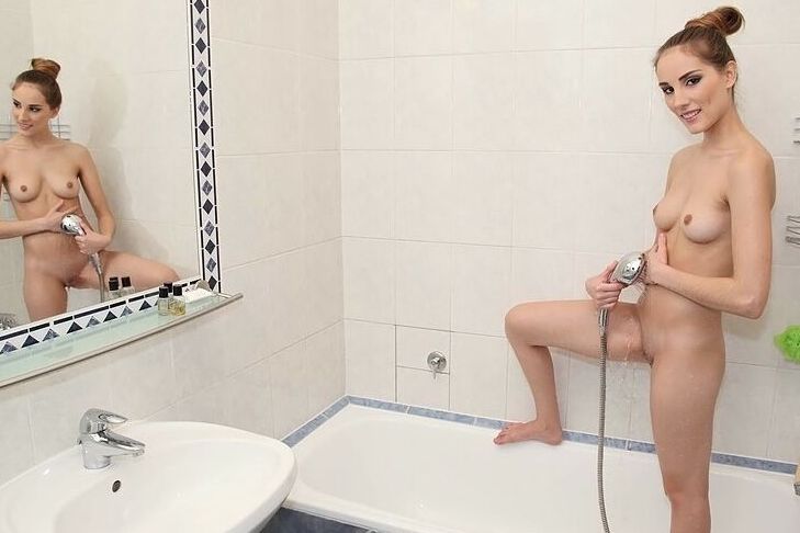 10P Стройной подружке с крошечными сиськами прервали прием ванны ради анального траха