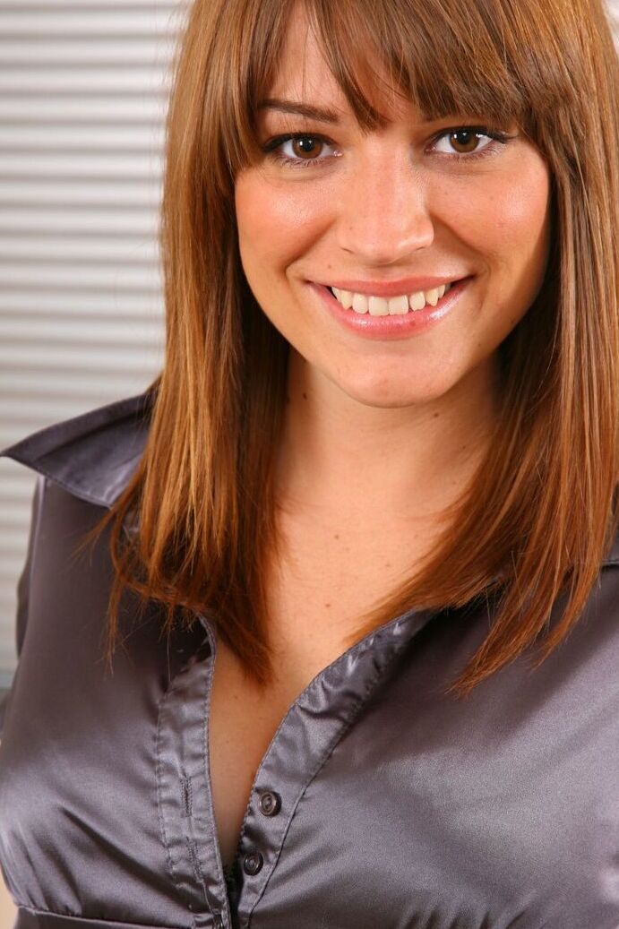 21P Die vollbusige Büro-Hottie Amy P zeigt ihren sexy Oberkörper