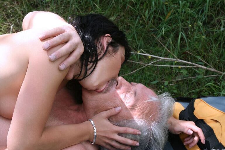 16P Adolescente de pelo oscuro da placer oral a un anciano antes de tener sexo en un claro del bosque