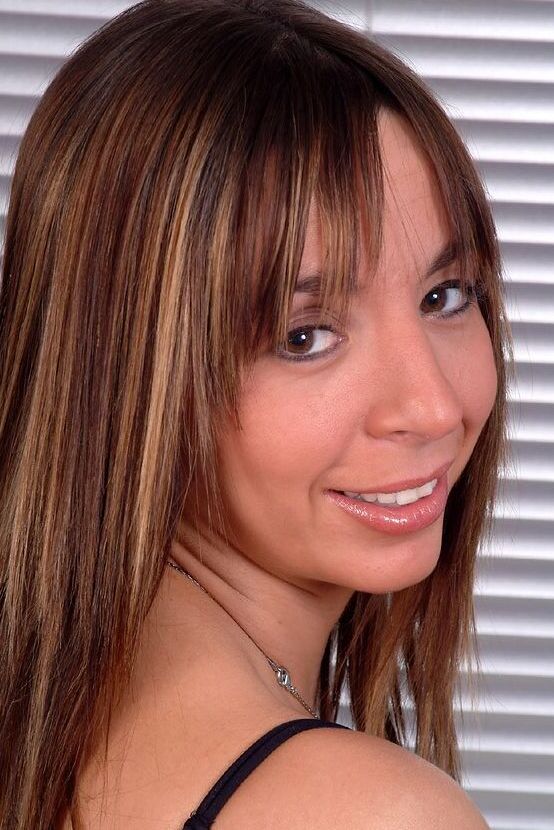 21P L'Américaine Libby expose son gros cul et ses petits seins avant la masturbation