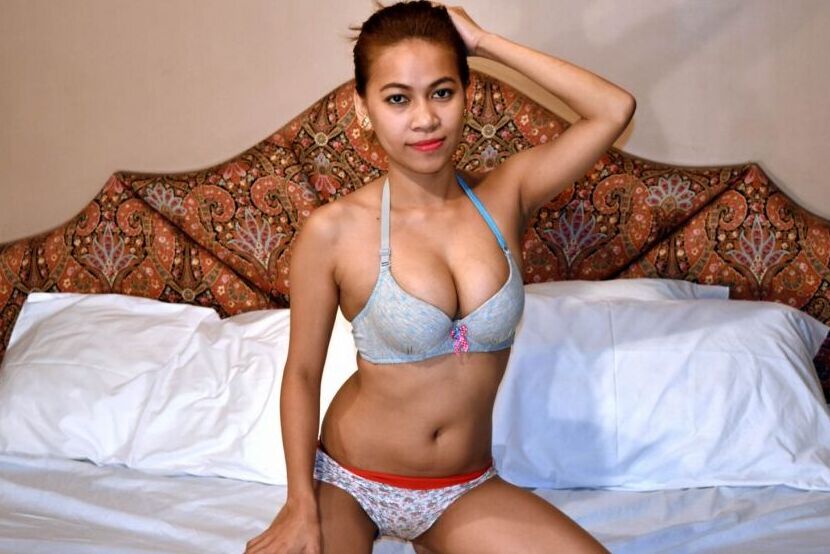21P Petite Filipina Sora espalhando seus incríveis lábios de buceta asiática na cama