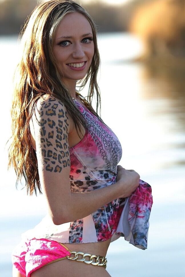 15P Lily Xo, une fille solo, prend de superbes poses au bord de l'eau en bikini.