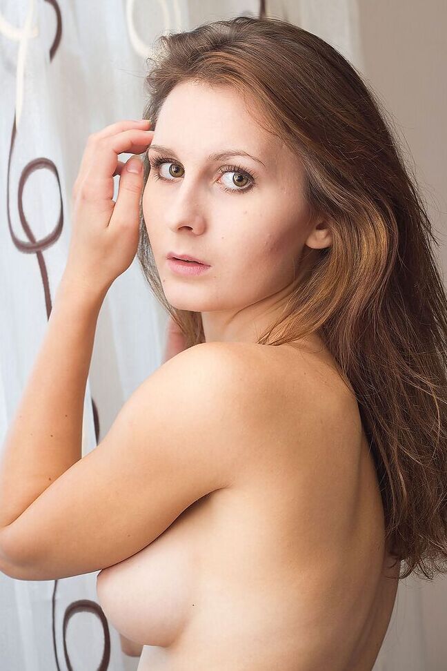 16P A modelo amadora Magda Nuss agarra sua bunda sexy depois de ficar nua