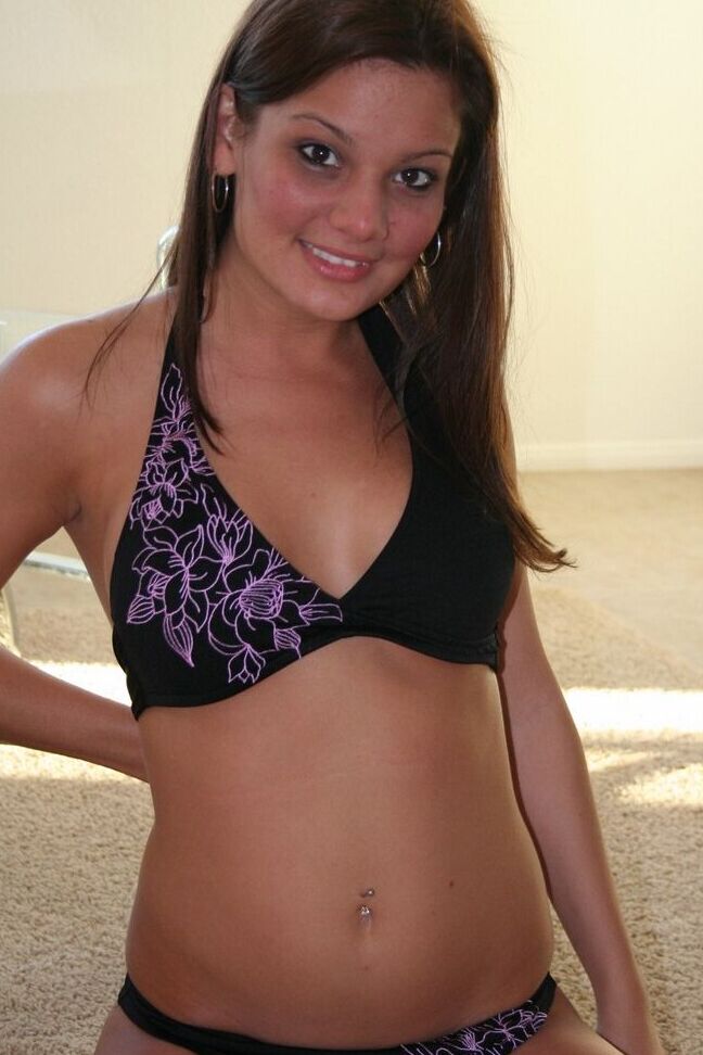 12P La joven amateur Kate Crush se quita el bikini para desnudarse sobre una alfombra