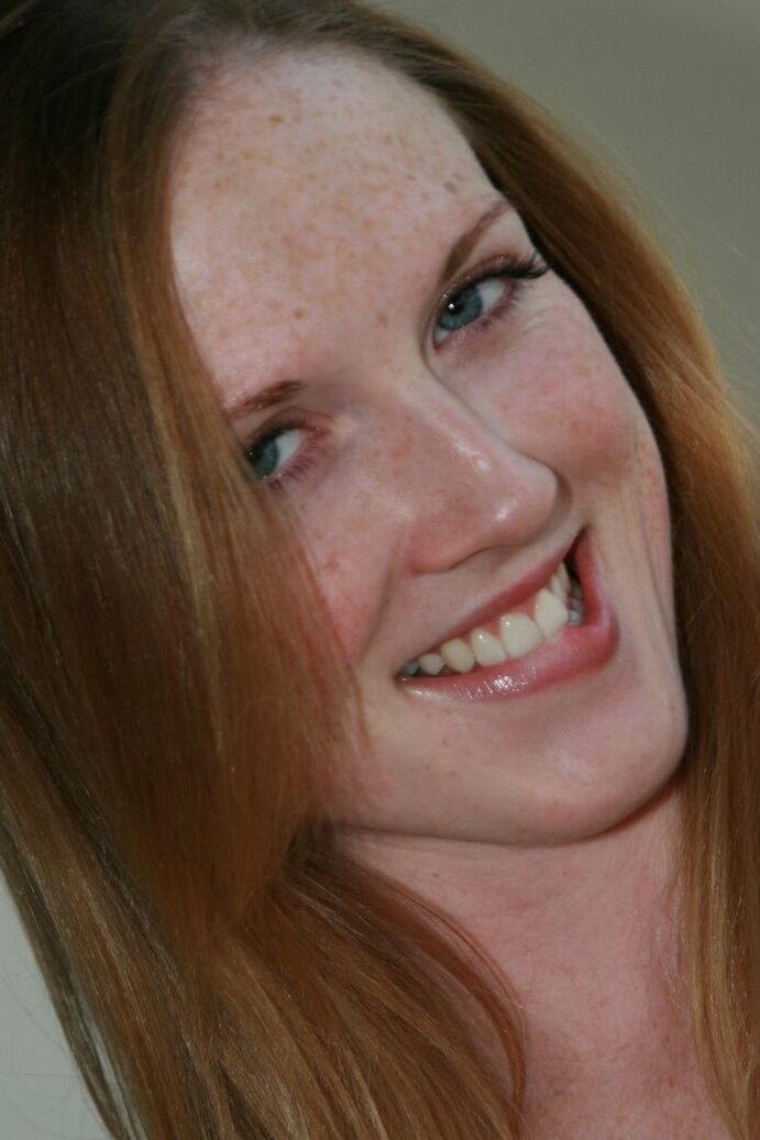 17P Pelirroja con pecas Erin Ireland se mete un juguete en su coño rosado