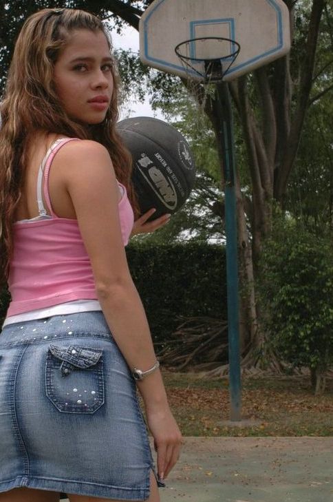 Die 15-jährige Latina-Amateurin Sara und ihr Freund ficken nach dem Basketballspielen