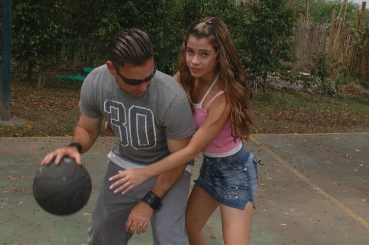 Die 15-jährige Latina-Amateurin Sara und ihr Freund ficken nach dem Basketballspielen