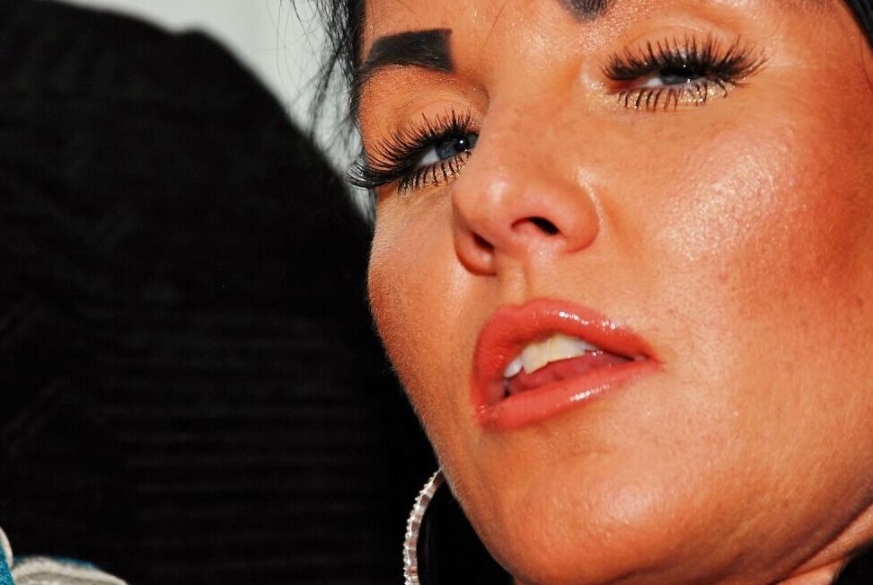 20P 黒髪の熟女、卑劣なレイヴンがセクシーな方法で Tバック の下着を下ろします