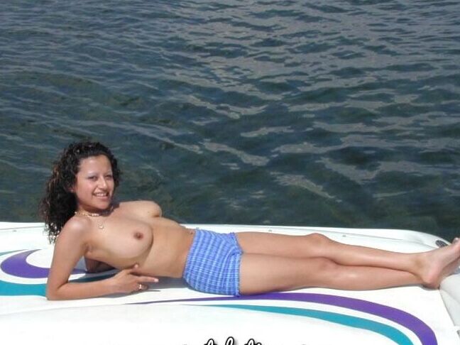 Talia, amatrice latina 16P, découvre ses gros seins en se déshabillant sur un bateau.