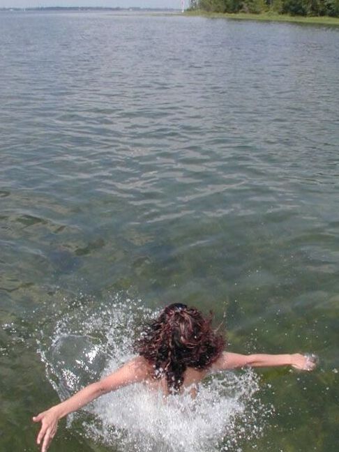 Talia, amatrice latina 16P, découvre ses gros seins en se déshabillant sur un bateau.