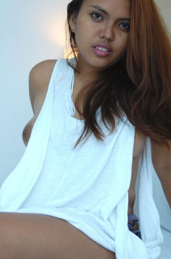 21P Die süße Filipina Kimar zeigt beim Fotoshooting ihre Titten und ihre Muschi