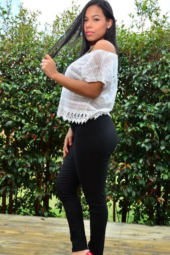 21P Gorgeous Colombian Andrea Flores shows off her perky tits & round booty